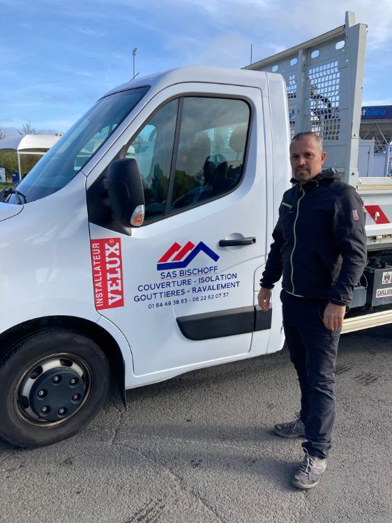 David Bischoff, artisan couvreur dans l'Essonne, devant son véhicule SAS Bischoff