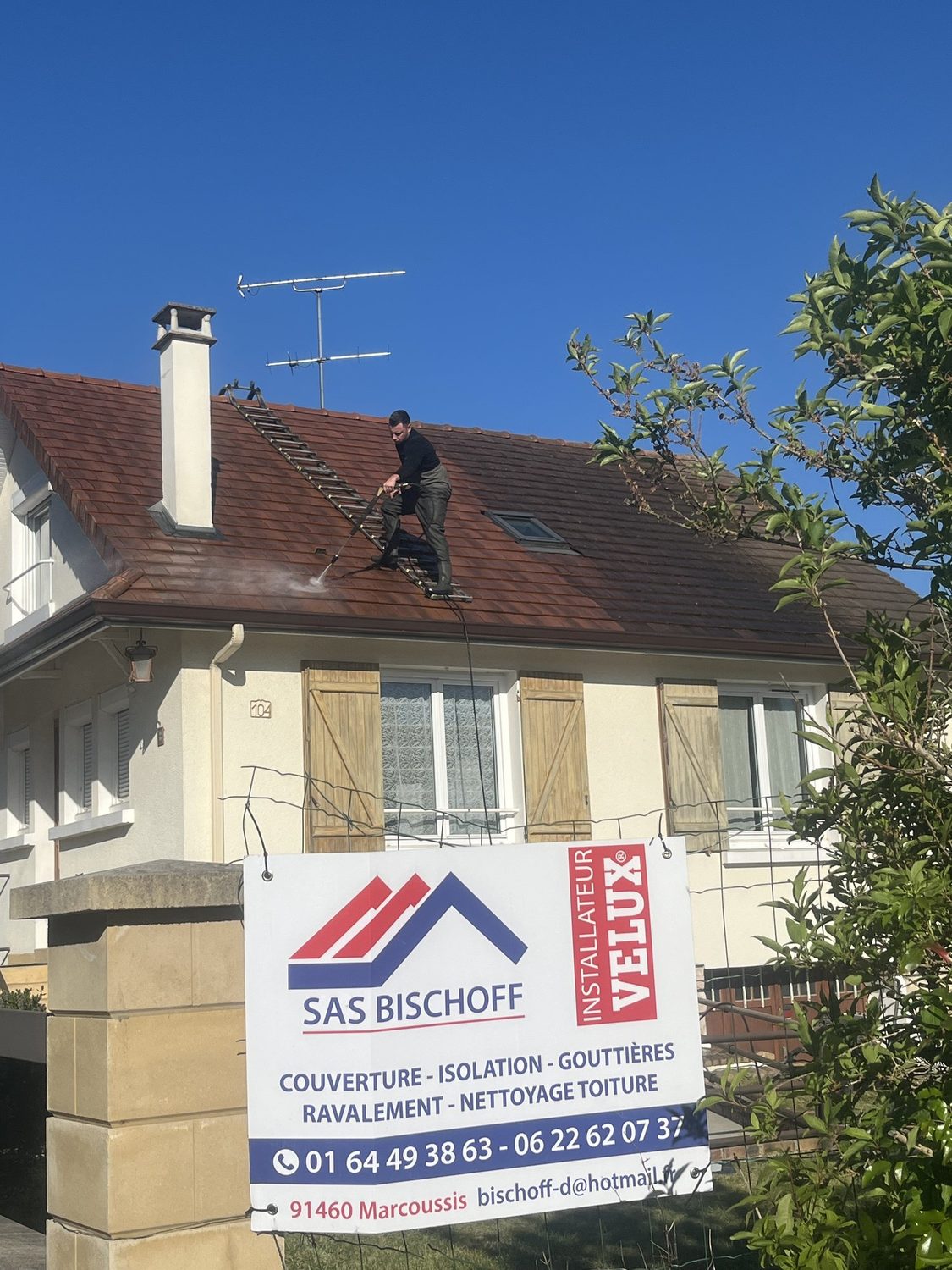 Nettoyage de toiture par SAS Bischoff dans l'Essonne