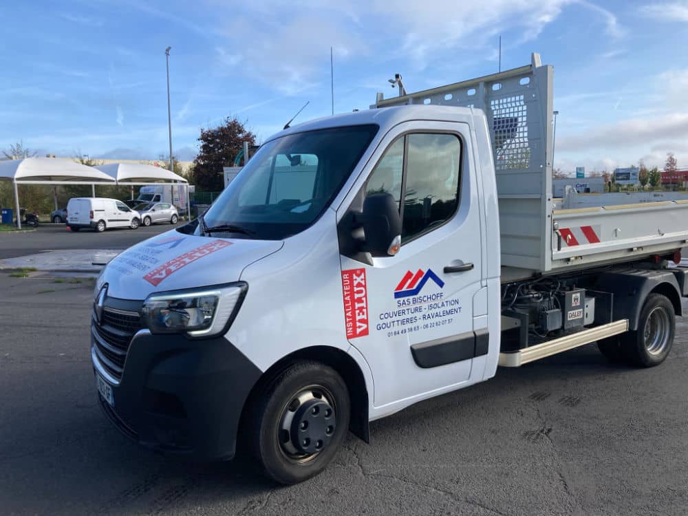 Camion SAS Bischoff garé devant un pavillon en Essonne pour une intervention de toiture